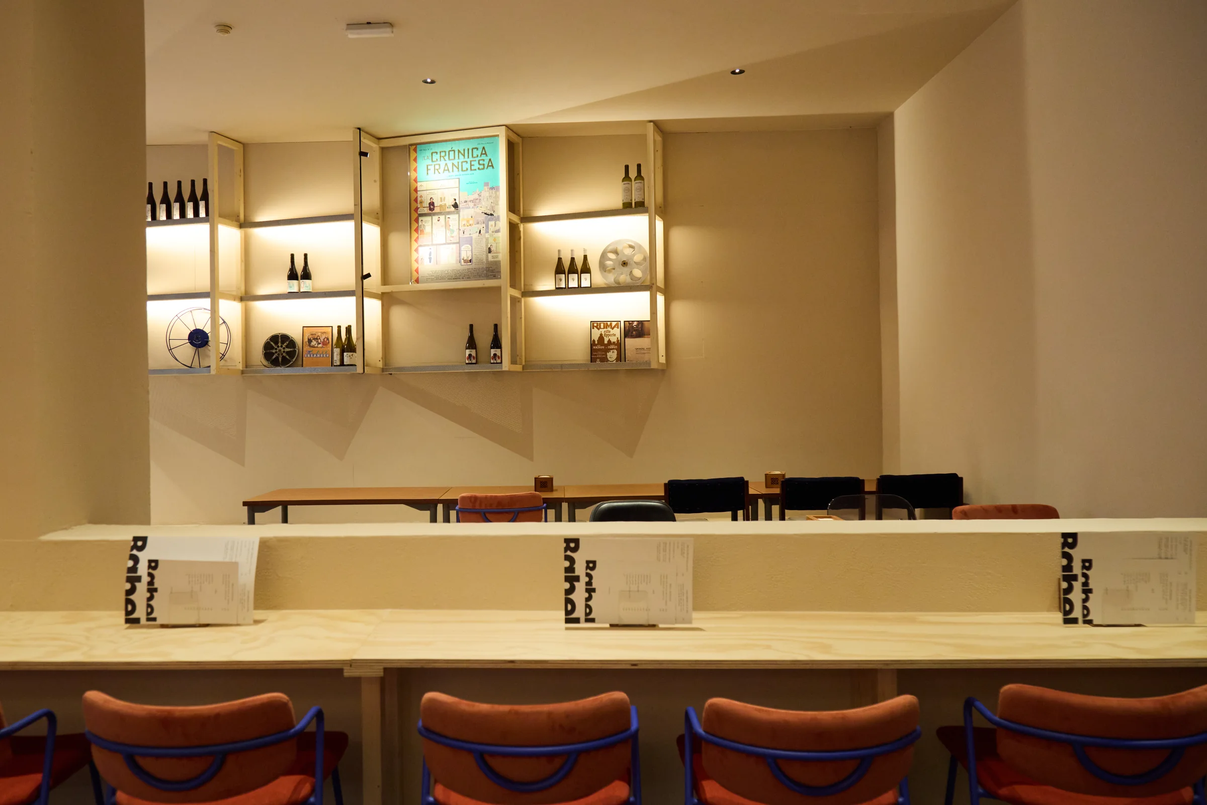 Libros, vino y objetos de cine en las estanterías de Bar Babel