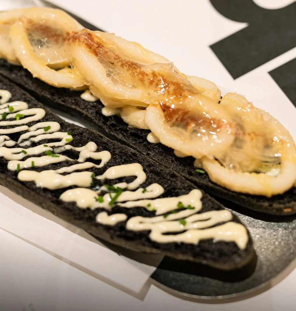 Bocadillo de pan negro con calamares