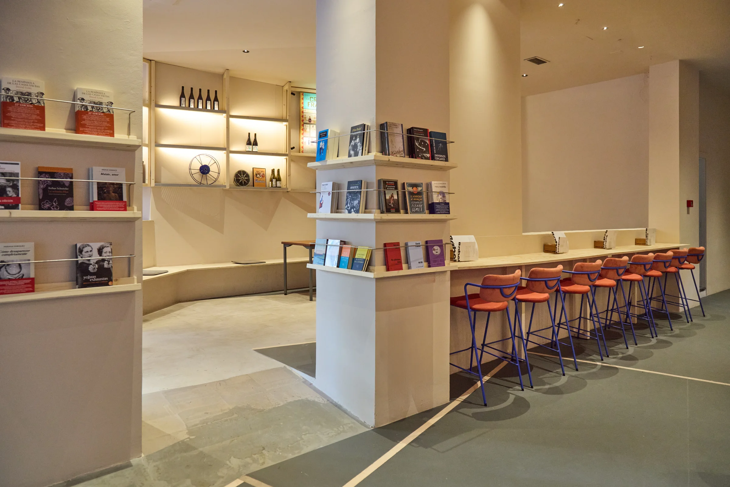 Expositores de libros junto a la barra de Bar Babel
